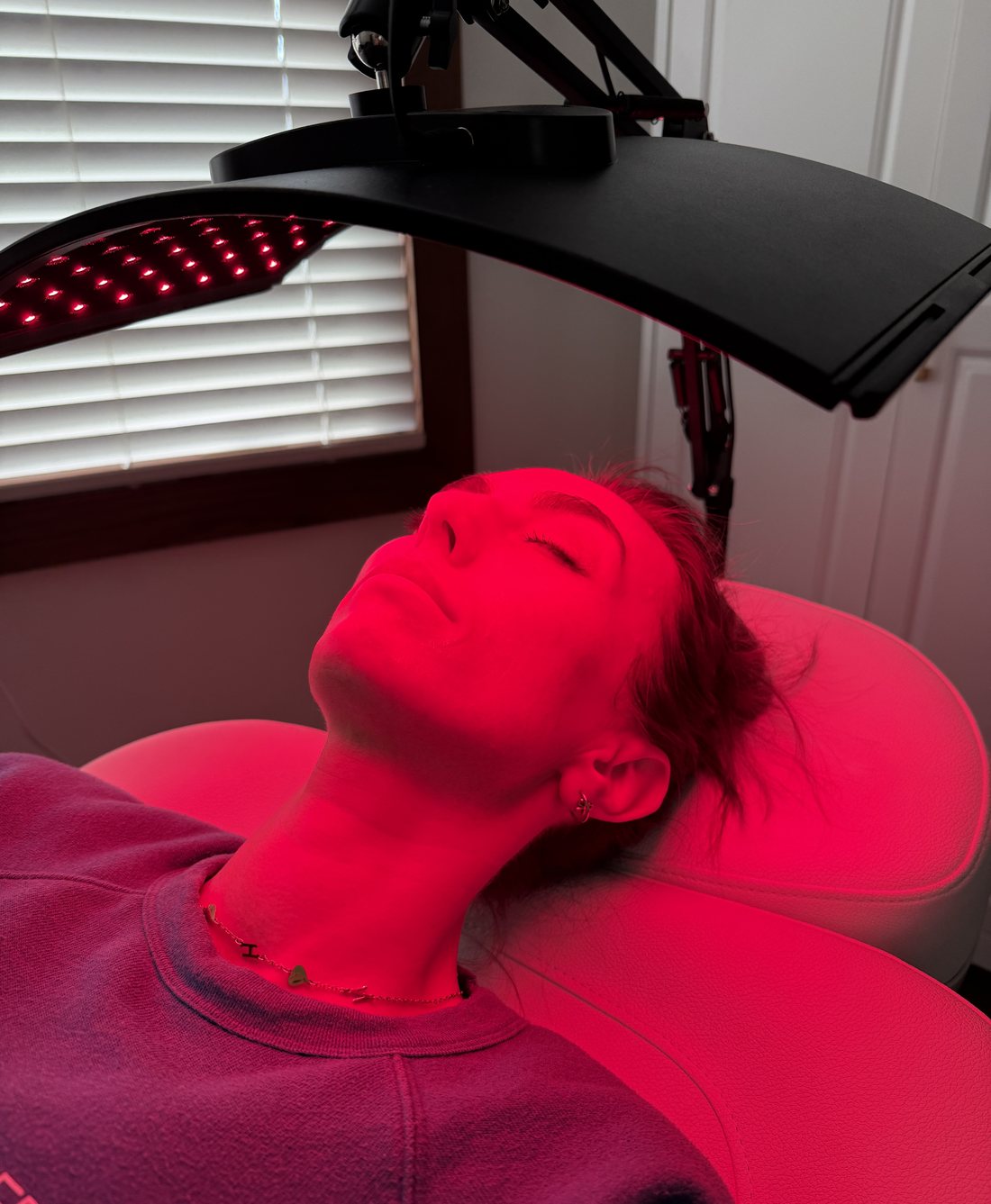 Patient receiving red light therapy at VIVIDCENTRE
